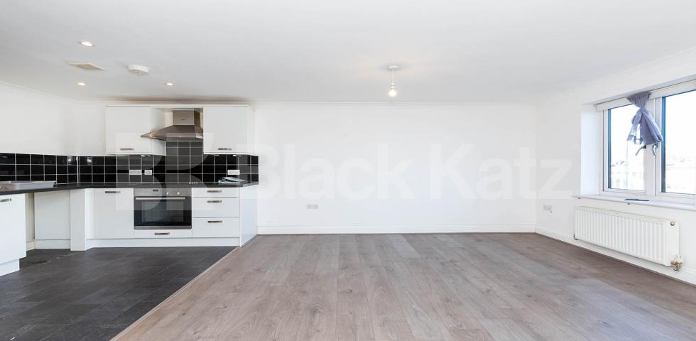 			2 Bedroom, 2 bath, 1 reception Apartment			 Green Lanes, Palmers Green